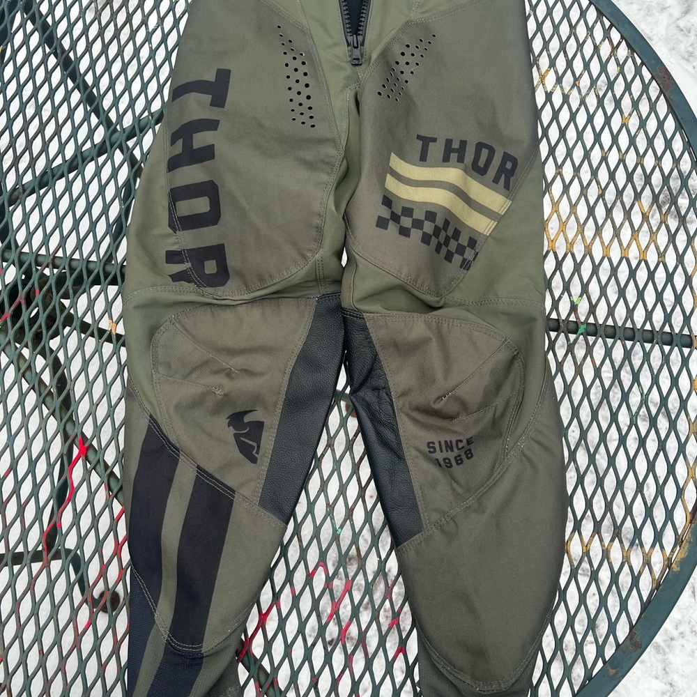 Thor youth size 22 BMX or MC race pants with hip pads